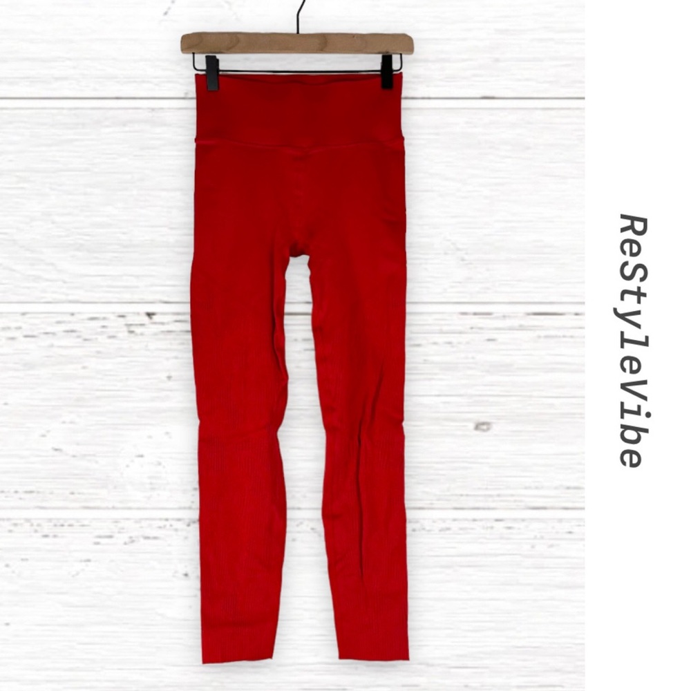 FABLETICS Women’s Size M Leggings Athletic Stretch Crop Length Patterned Knit